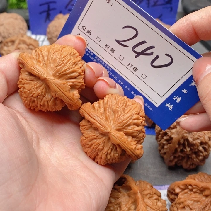 吊坠桃核41白狮子240