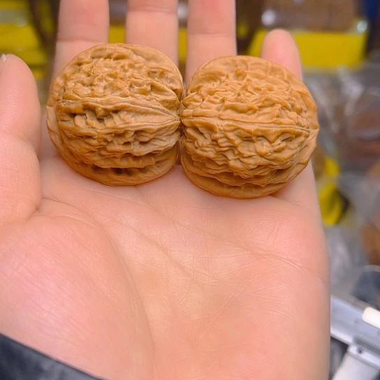 文玩核桃吊坠白狮子