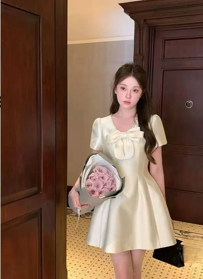 MIU系甜妹 蝴蝶结V领收腰连衣裙夏短款法式千金感生日礼裙