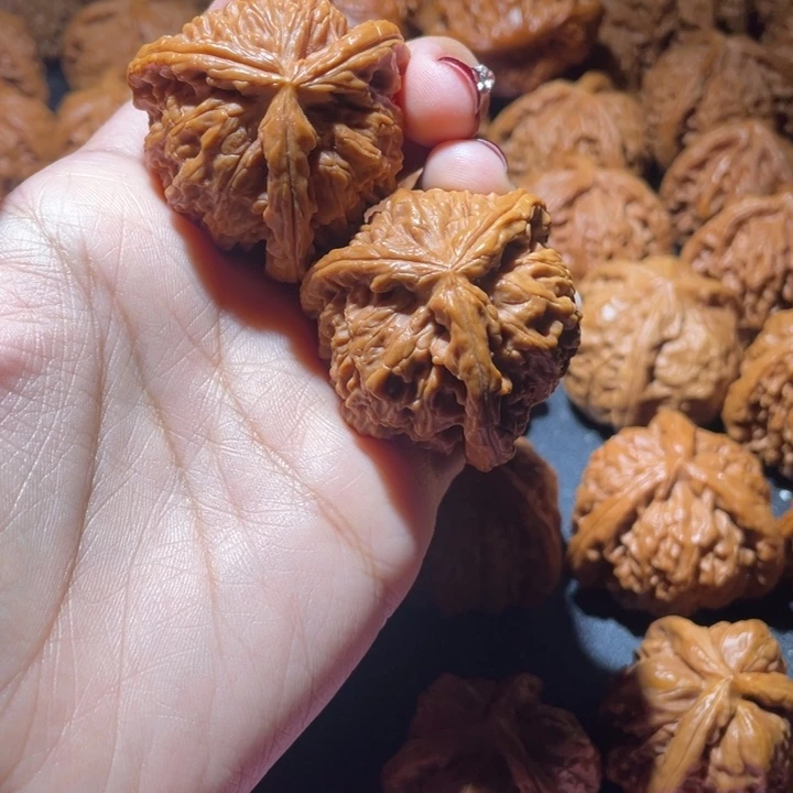闫***亮吊坠文玩核桃白狮子
