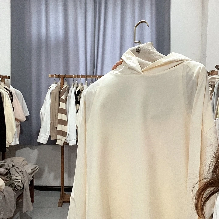 1069 戴帽白色卫衣