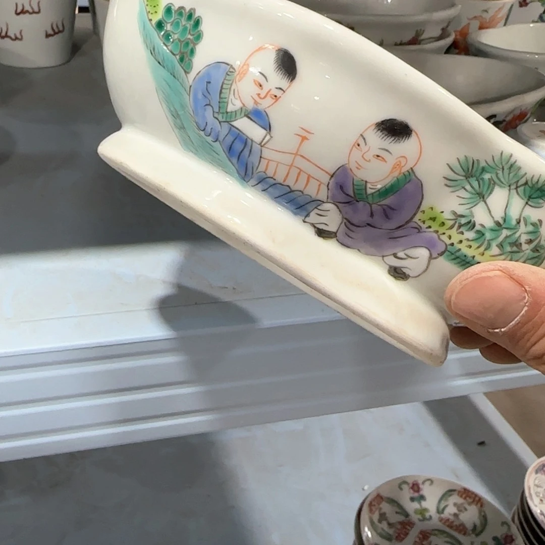 瓷片瓷器上还有一些花纹较小而且