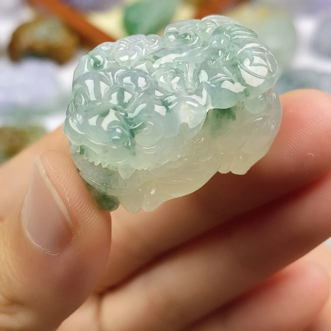 青***容翡翠未镶嵌颈饰貔貅