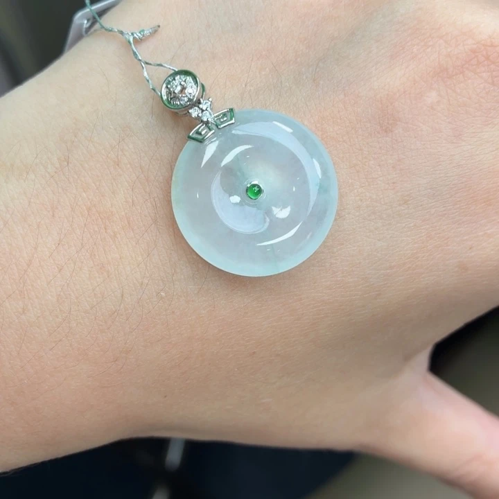 颈饰18K金镶嵌翡翠