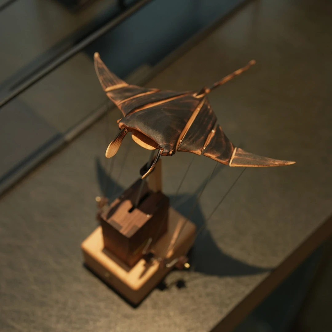 【帝平线】电动手工榉木黑胡桃木创意灵动魔鬼鱼机械摆件