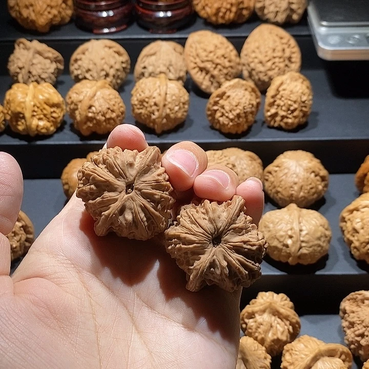 文玩核桃把件衍*血麒麟