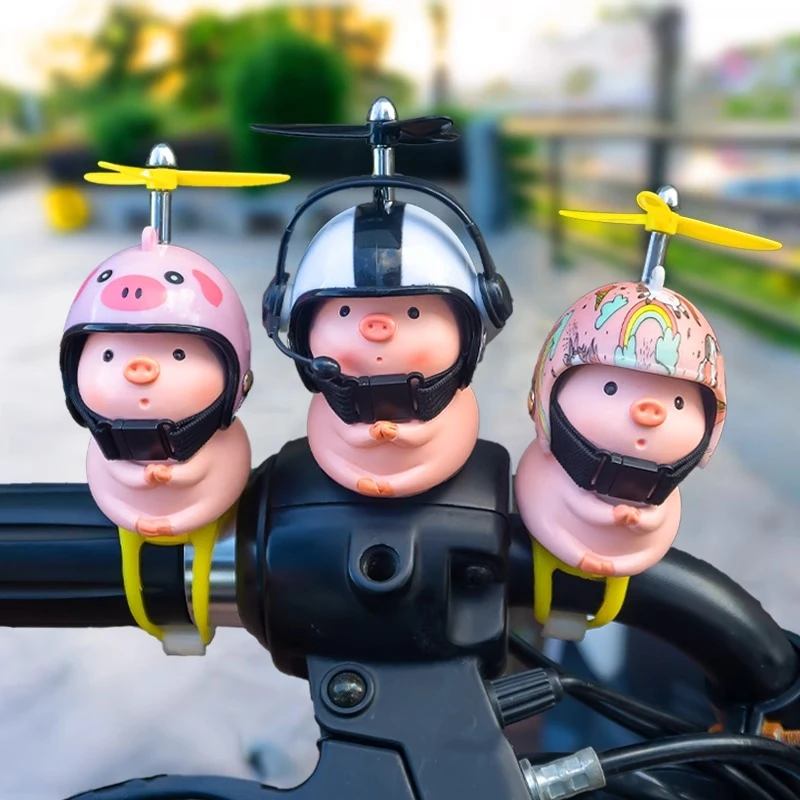 小猪电动自行车摆件可爱竹蜻蜓摩托车装饰公仔车载电瓶车配件饰品