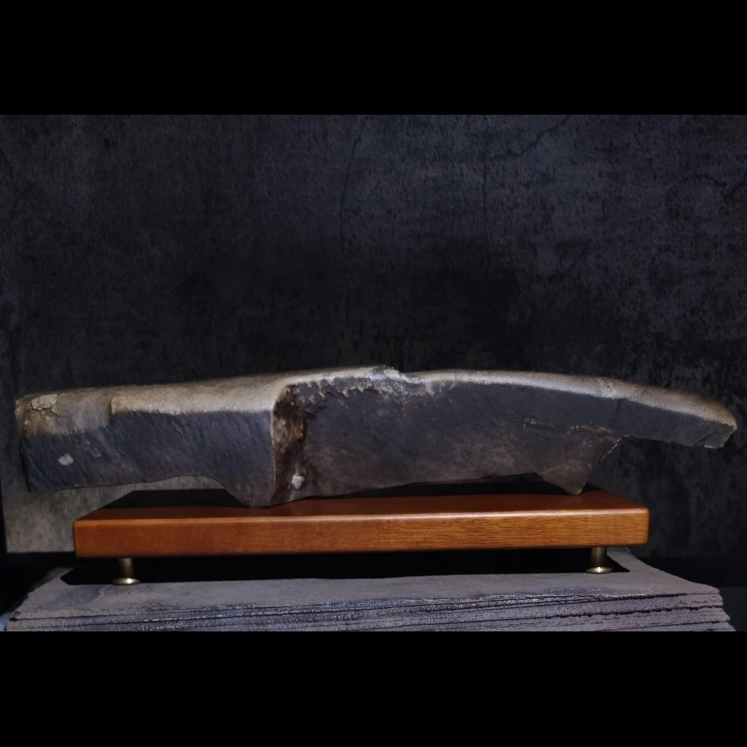 马鬃山戈壁石半玉化-岩画风走兽，尺寸39*6*6cm。