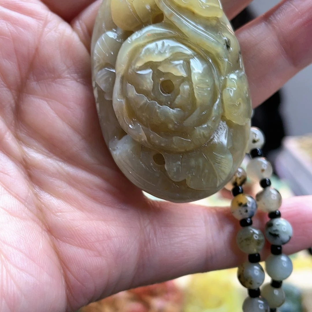 蛇纹石玉颈饰未镶嵌