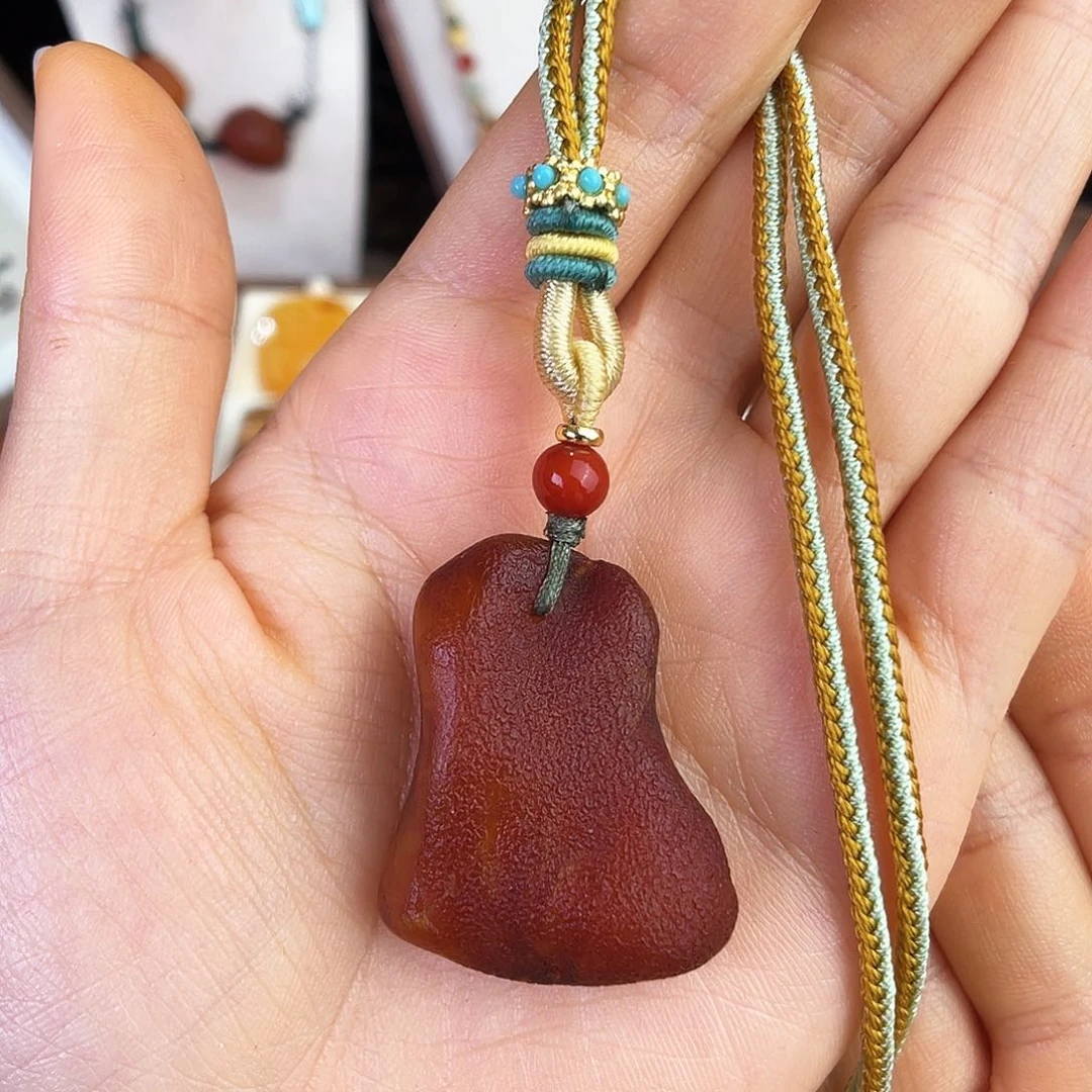 未镶嵌琥珀珠宝奇石。