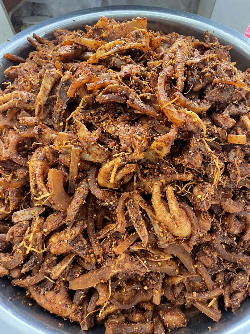 佤味大杂烩，麻辣口味，有鸡脚，鸡胗，三角骨，鸡脚筋，牛皮
