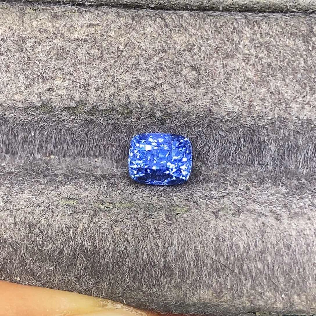 蓝宝石裸石2.03克拉天然无烧玻璃体璀璨火彩矢车菊