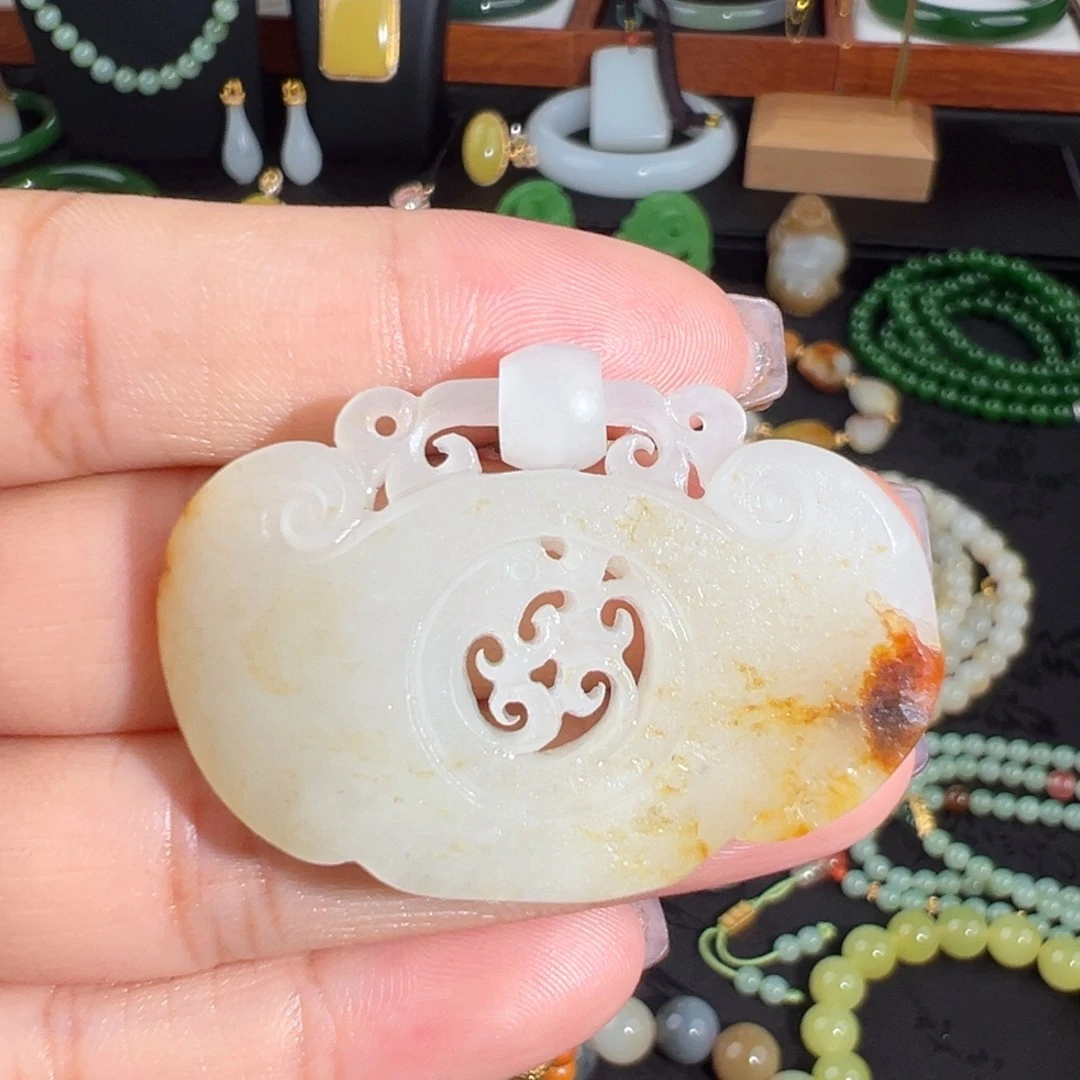 和田玉未镶嵌颈饰油润皮色如意平安锁牌
