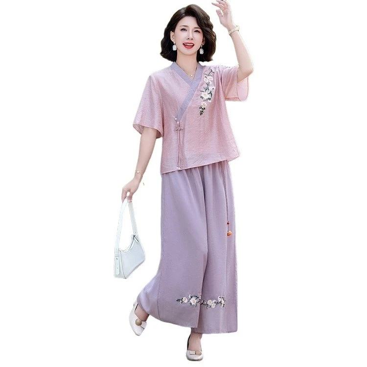 中老年女装时尚潮流，经典设计，套装让你焕发年轻活力！