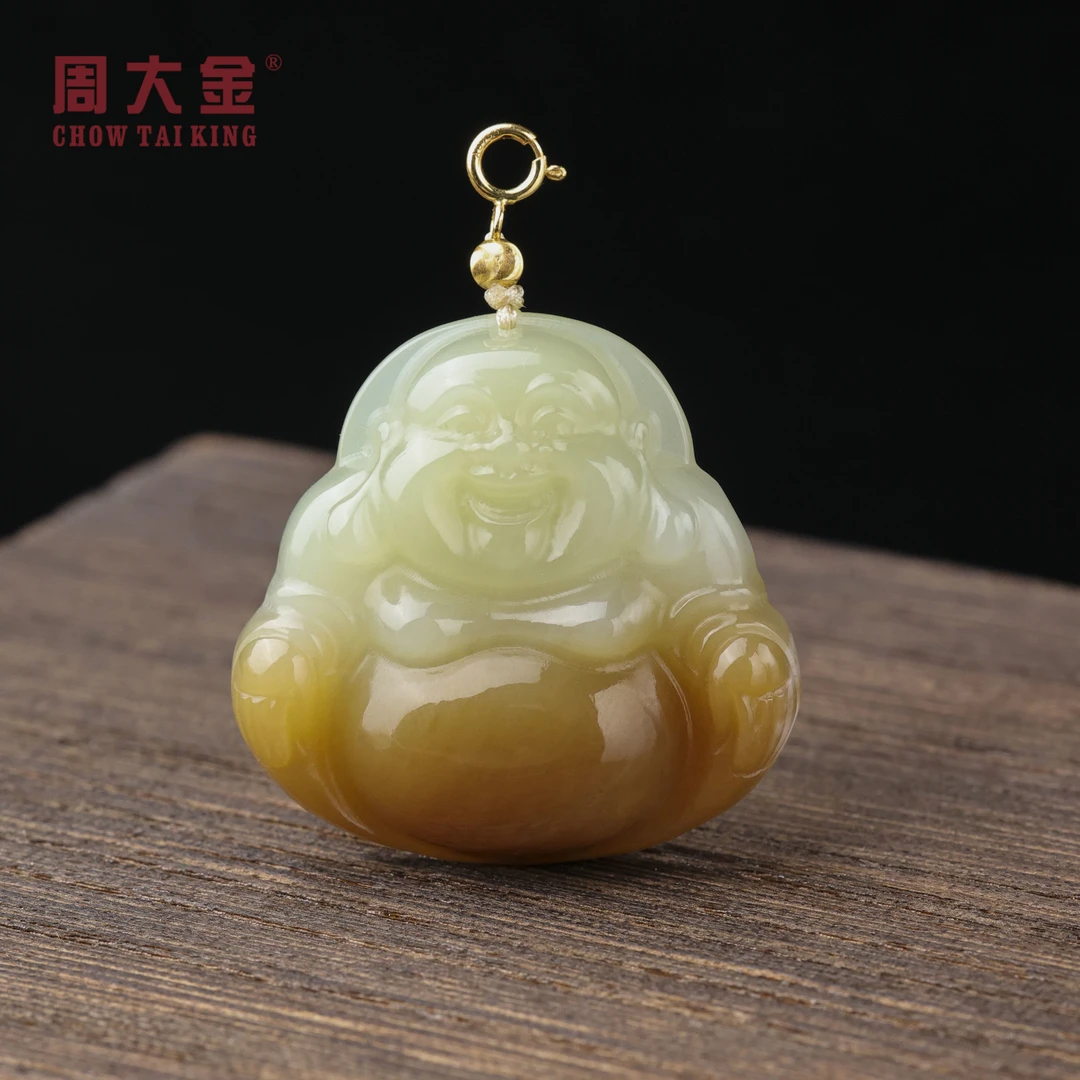 【周大金玉石】18K金和田玉糖料佛公多样性吊坠-D10583-臻