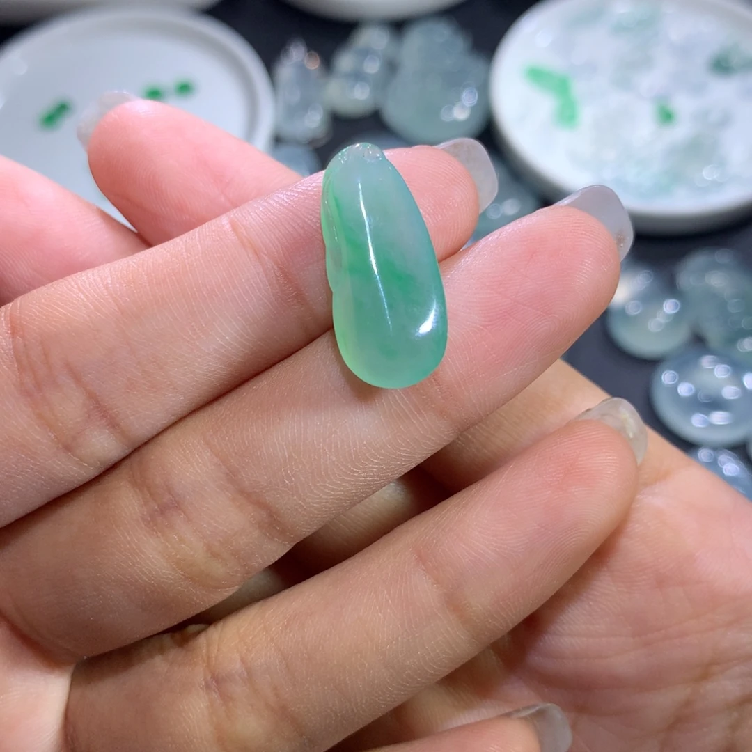 翡翠裸石未镶嵌满色冰绿瓜