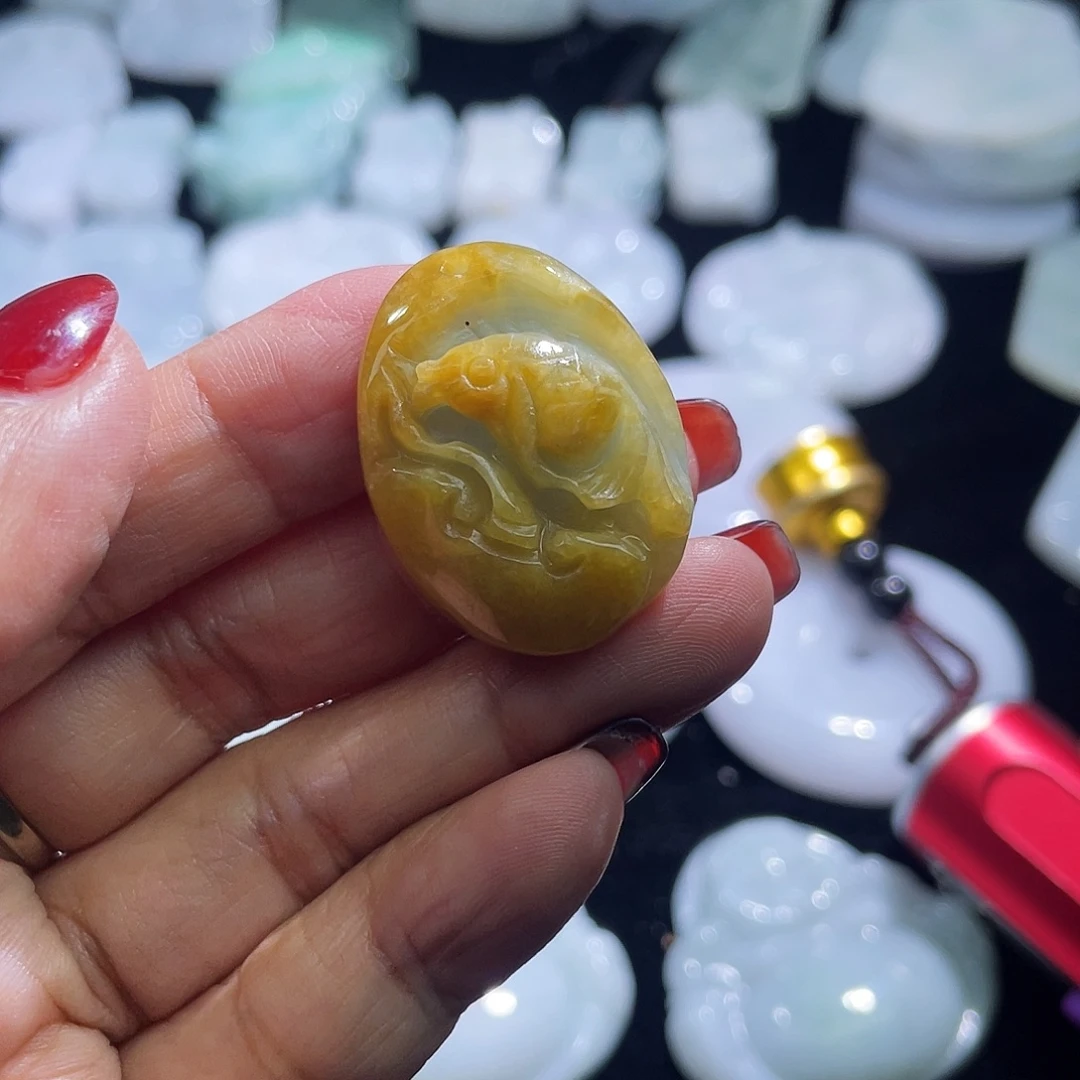 翡翠未镶嵌颈饰鱼