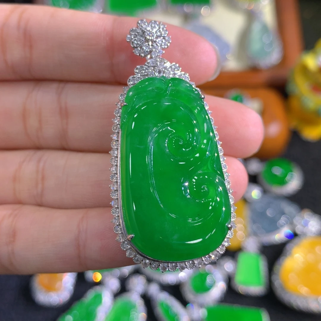 颈饰18K金镶嵌翡翠