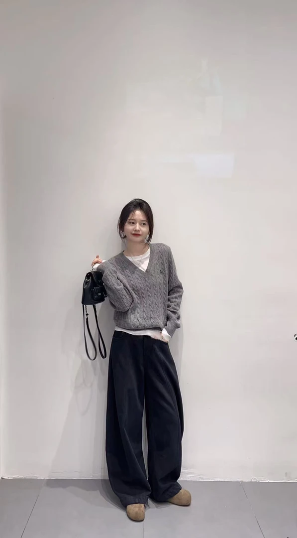 2025秋冬新款韩系简约灰色麻花v领刺绣针织衫毛衣气质百搭休闲裤
