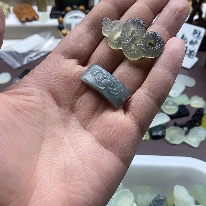 蛇纹石玉未镶嵌颈饰