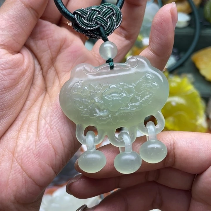 蛇纹石玉未镶嵌吊坠