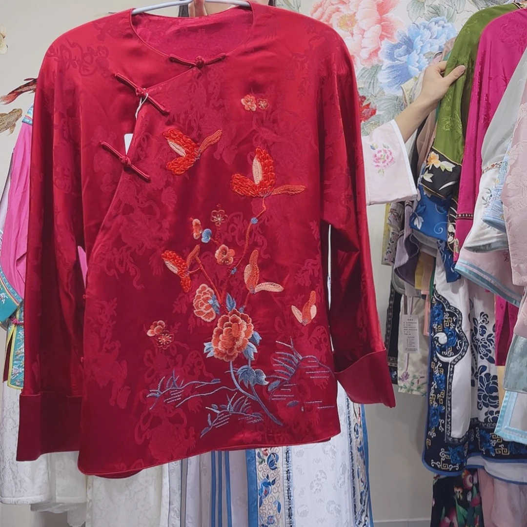 圆领斜襟红色刺绣醋酸缎太太服