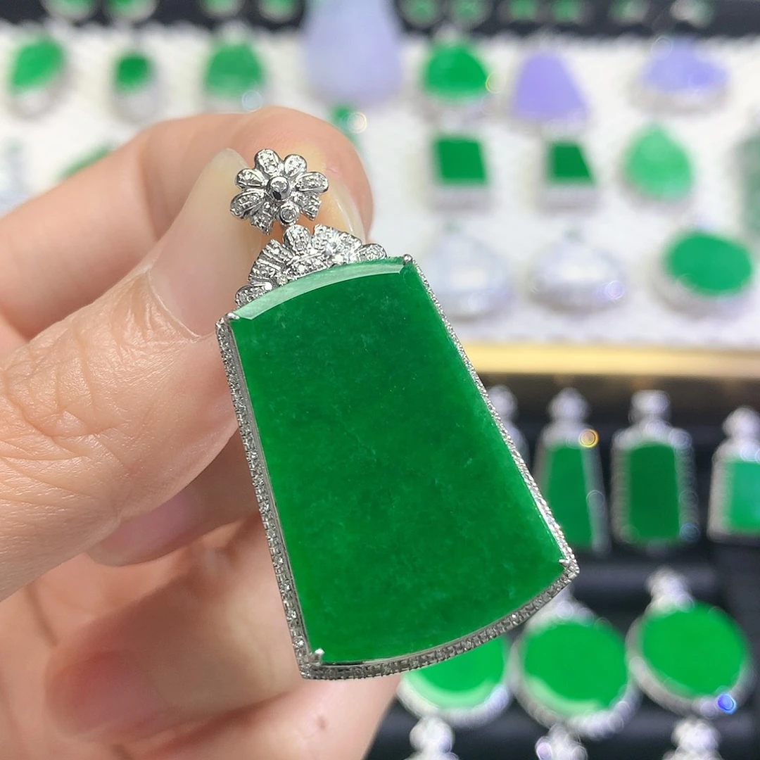 颈饰18K金镶嵌翡翠彩**?吊坠