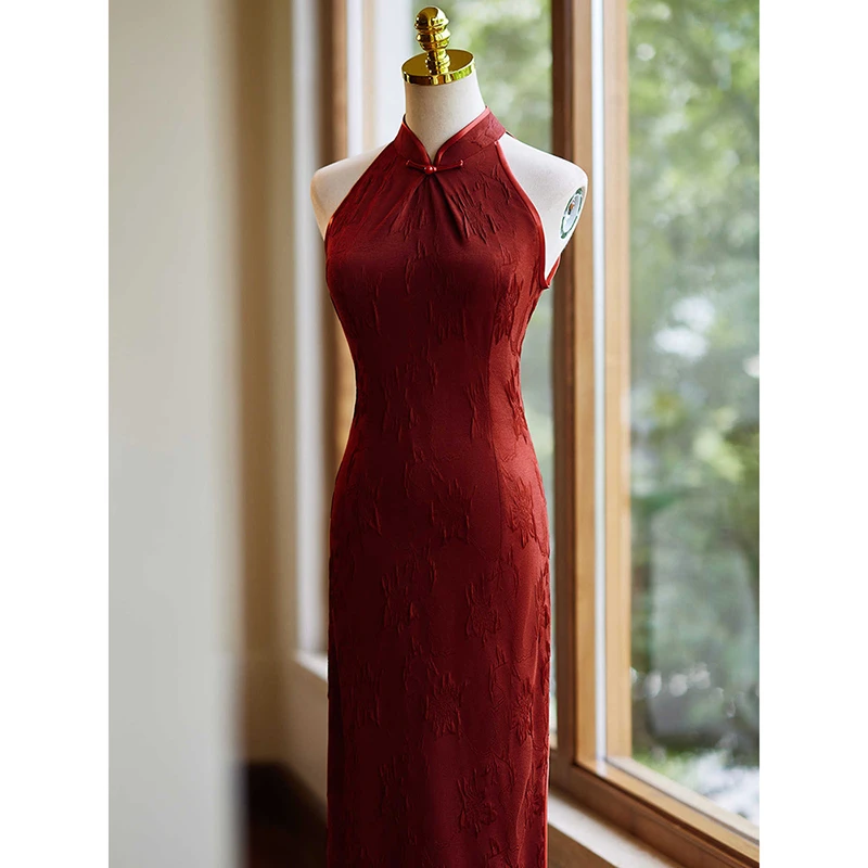 新中式挂脖旗袍女2025新款夏季改良年轻款气质显瘦复古红色敬酒服