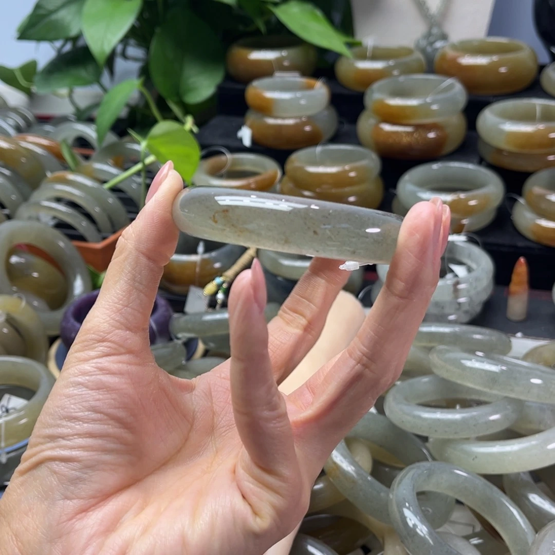 乐***寰石英质玉未镶嵌手镯
