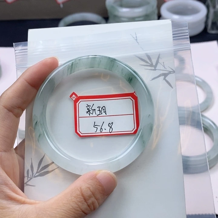 未镶嵌手镯石英质玉（非洲翠）