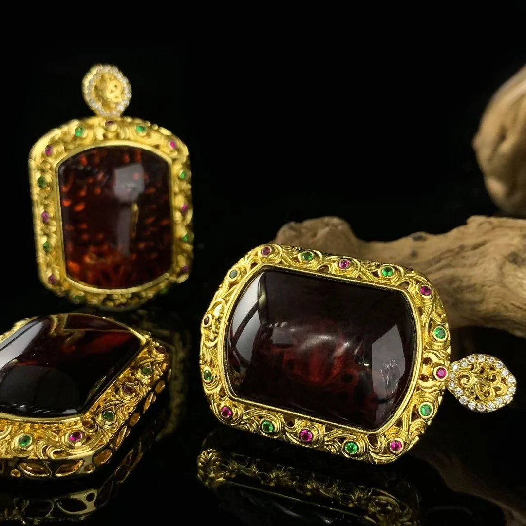 MT2790【玉甲珠宝】琥珀血翳珀无事牌吊坠-配链-多样性只发一件