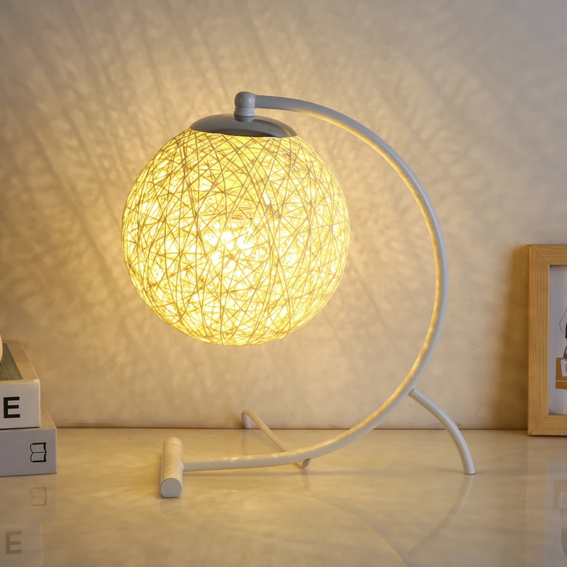 2025新款创意月形台灯简约现代高级浪漫氛围感个性ins卧室床头灯