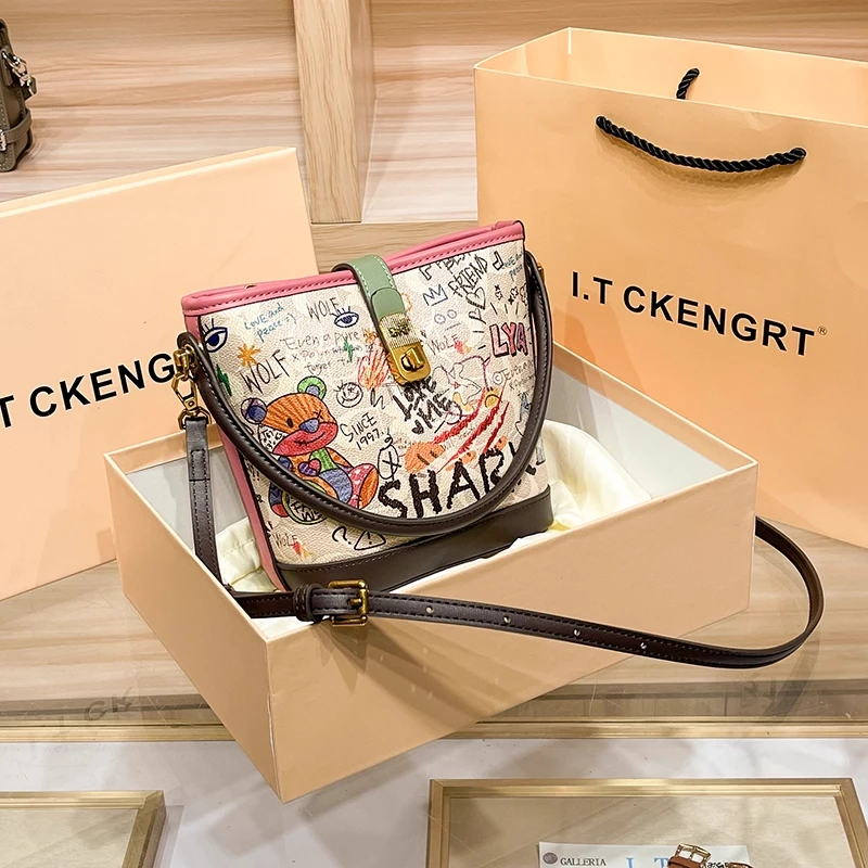 香港2025秋季真皮新款撞色小水桶包多隔层涂鸦手提包单肩斜挎女包