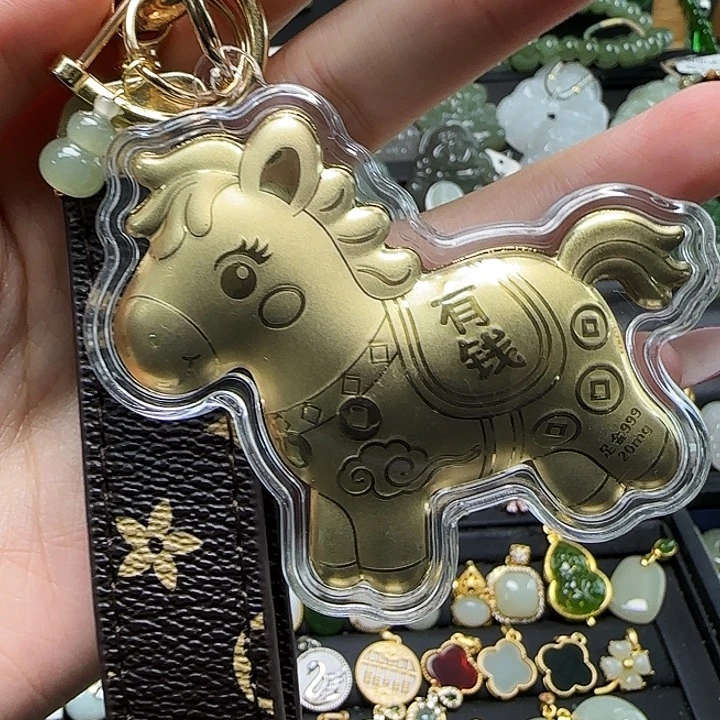 和田玉足金镶嵌颈饰背包挂件