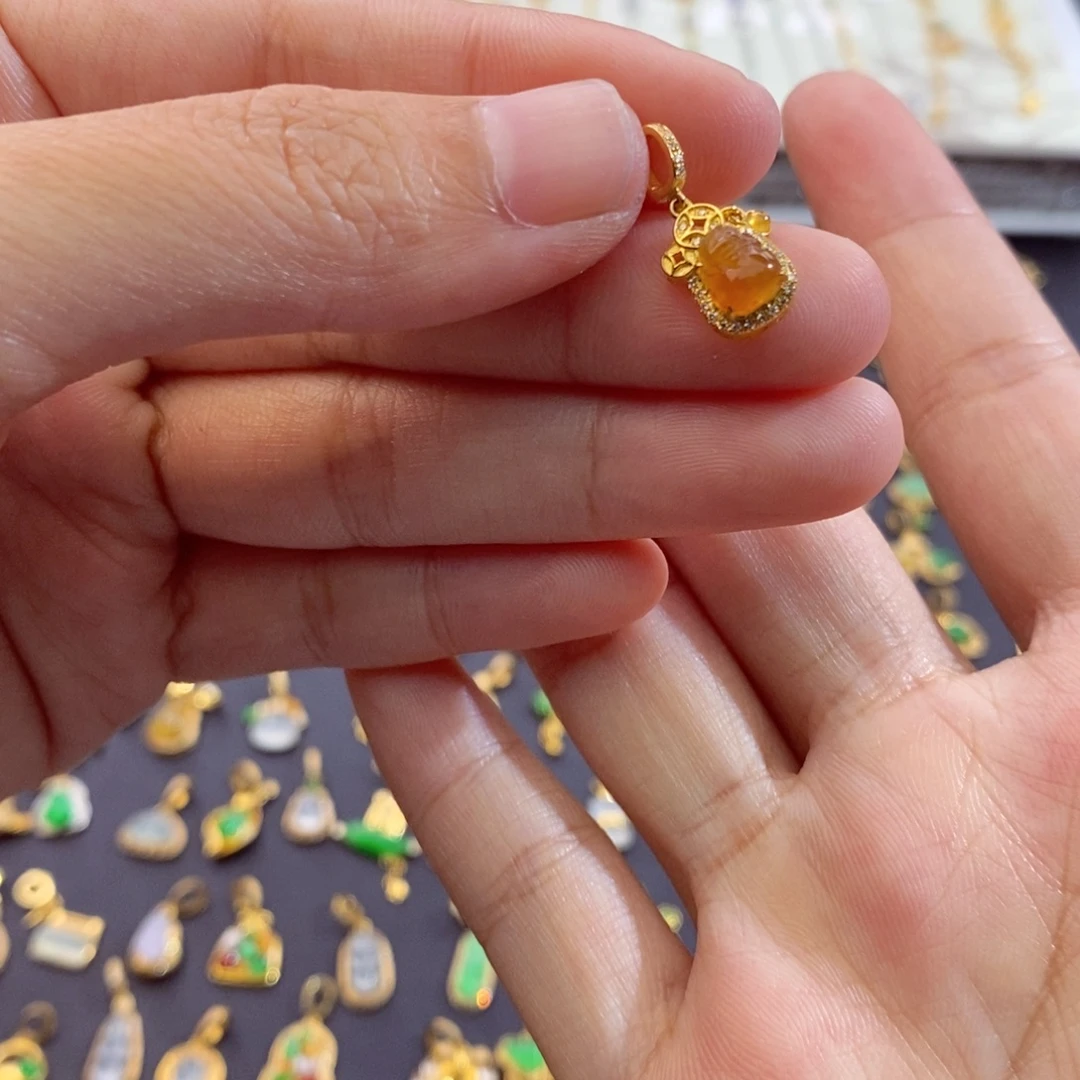 g***e翡翠18K金镶嵌颈饰