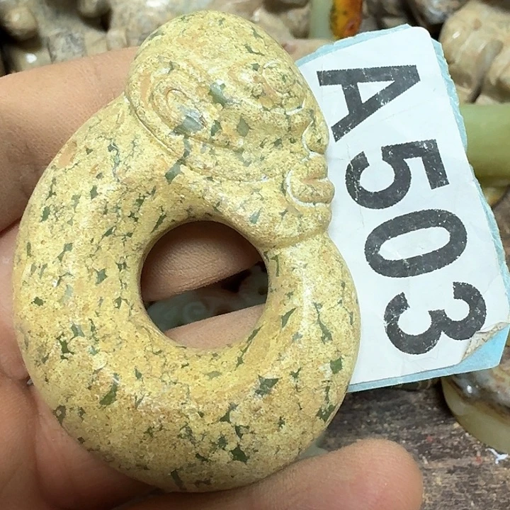 蛇纹石玉颈饰未镶嵌玉*