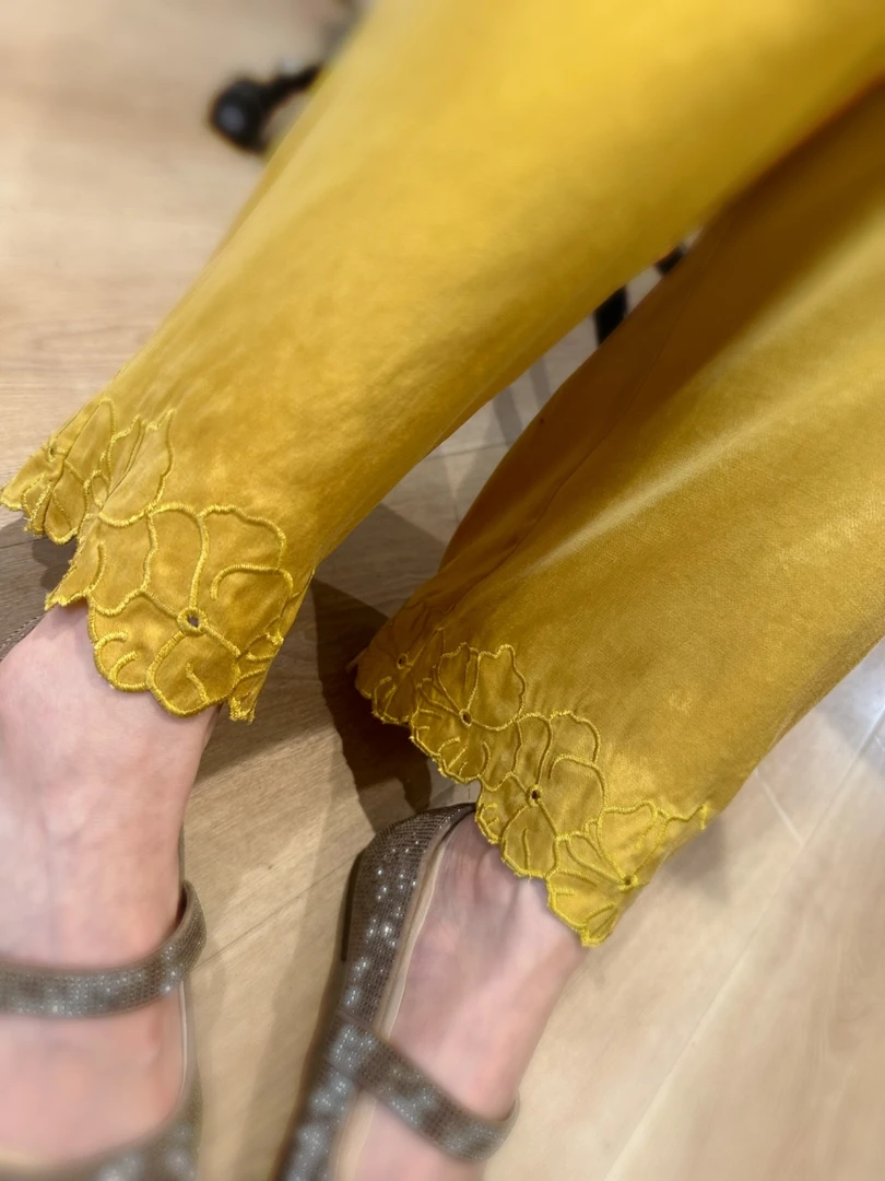 新款松紧腰脚口刺绣直筒阔腿裤