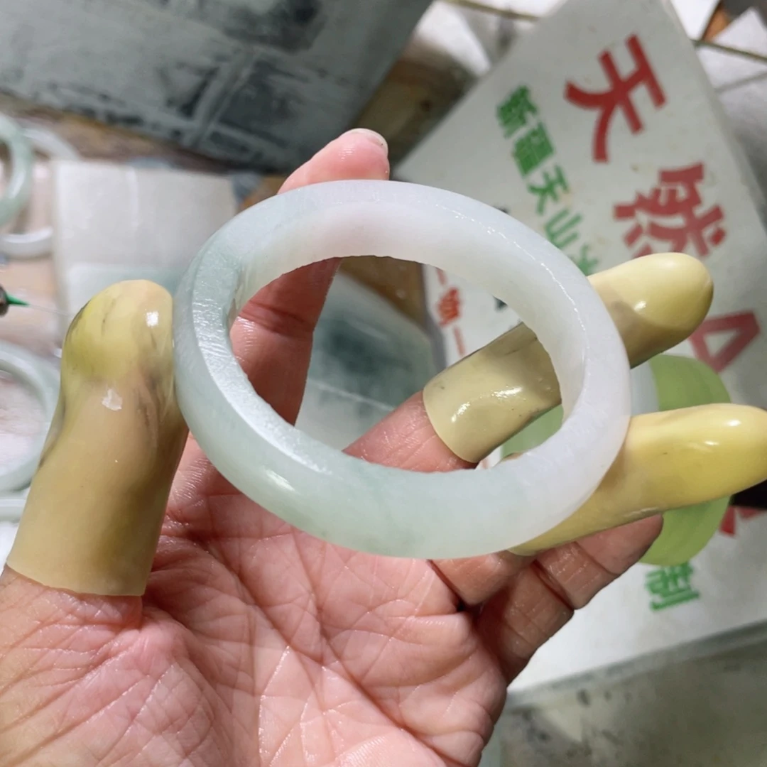 曾***石英质玉（天山翠）未镶嵌手镯定制