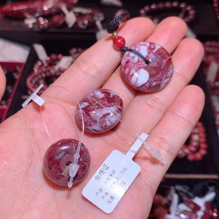 丽***的天然辰砂原矿平安扣
