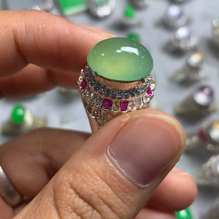 翡翠未镶嵌戒指铜托，卖裸石，需要二次镶嵌