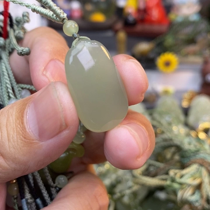 ****儿和田玉未镶嵌颈饰