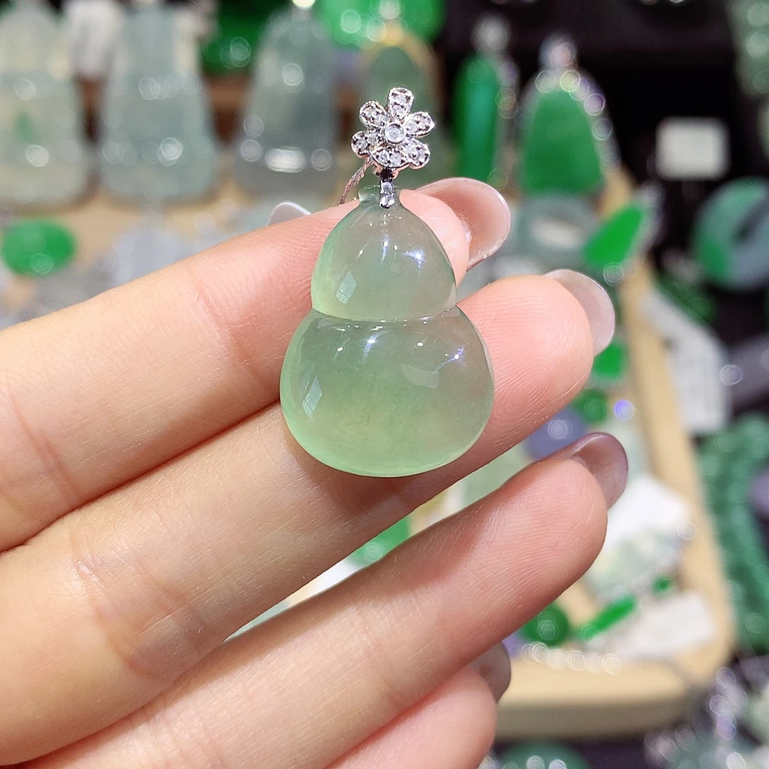 翡翠18K金镶嵌颈饰葫芦