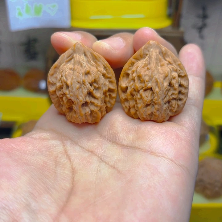 文玩核桃吊坠红豆