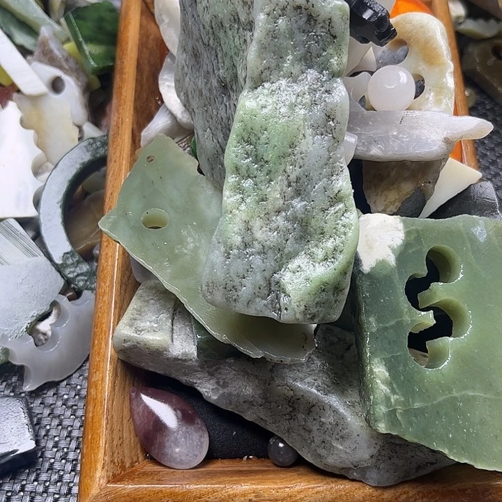 和田玉未镶嵌颈饰心*