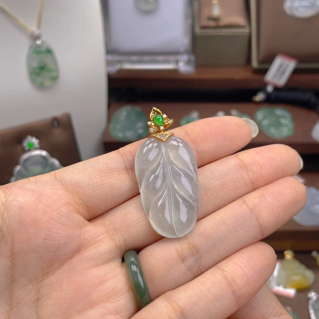 翡翠未镶嵌颈饰33.7×19.7×5.7