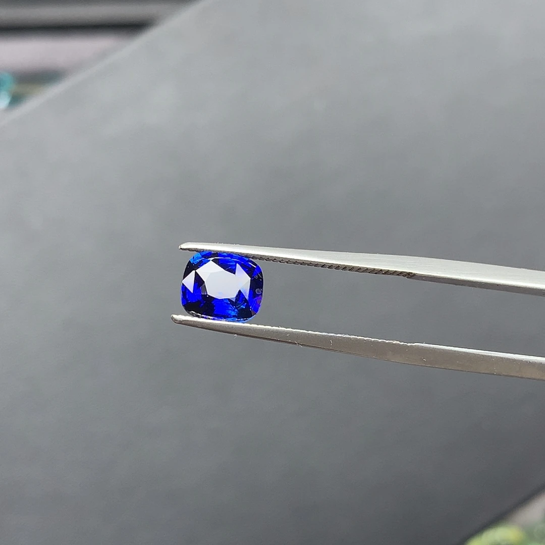 蓝宝石裸石1.29克拉皇家蓝
