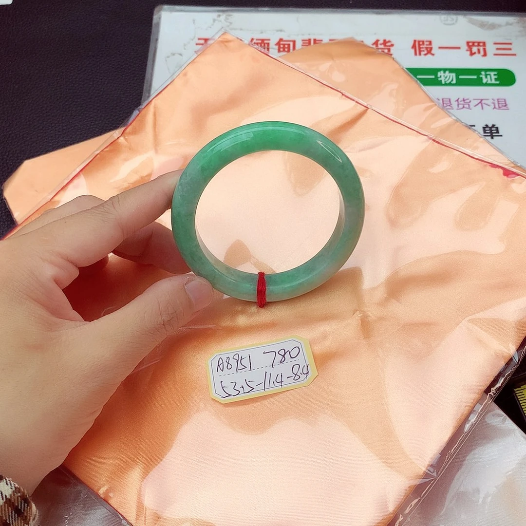 翡翠手镯未镶嵌翡翠