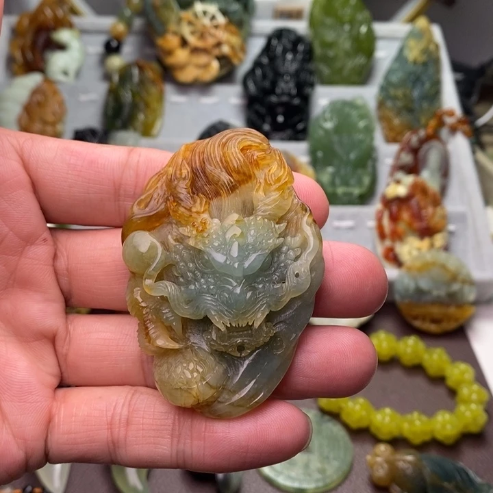 蛇纹石玉未镶嵌颈饰