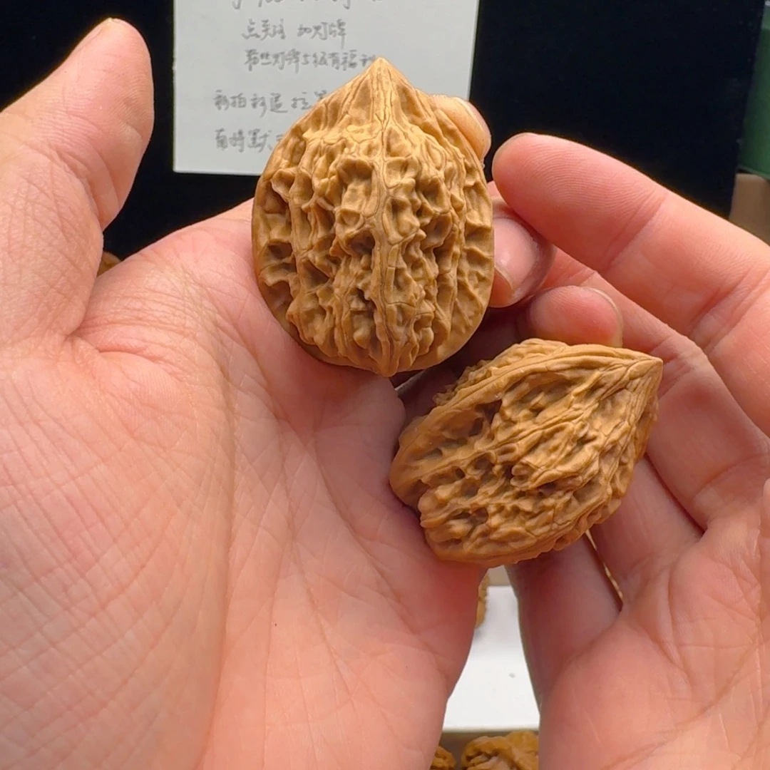 文玩核桃吊坠鸡心