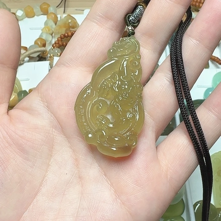 蛇纹石玉未镶嵌颈饰